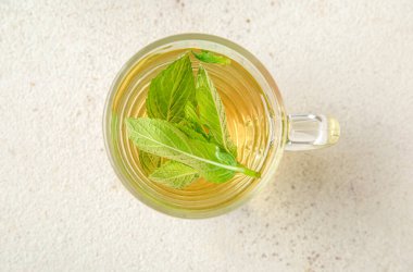 Grunge Light arka planında bir fincan taze nane çayı.
