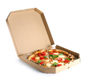 Beyaz arka planda lezzetli pizzalı karton kutu Margarita.