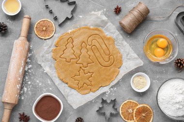 Grunge arkaplanındaki Noel kurabiyelerini hazırlamak için malzemeler ve çatal bıçaklarla kompozisyon