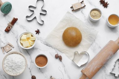 Hafif arka planda Noel kurabiyeleri hazırlamak için malzemeler ve çatallar içeren kompozisyon