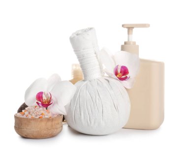 Beyaz arka planda kapalı spa poşeti, kozmetik ve orkide çiçekleri ile kompozisyon