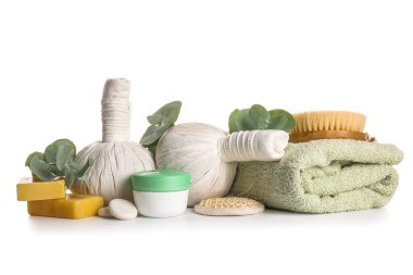 Beyaz üzerine izole edilmiş spa aksesuarları ve okaliptüs dallarıyla güzel bir kompozisyon.