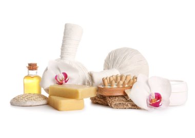 Beyaz arkaplanda izole edilmiş spa aksesuarları ve orkide çiçekleriyle kompozisyon