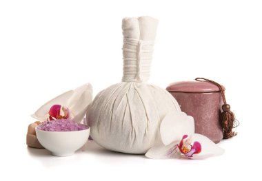 Beyaz arkaplanda izole edilmiş orkide çiçekleriyle spa kompozisyonu