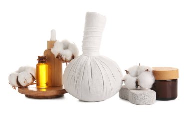 Beyaz arka planda yalıtılmış pamuk çiçekleriyle güzel bir spa kompozisyonu