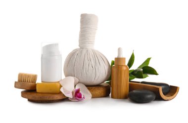 Beyaz arkaplanda izole edilmiş farklı spa aksesuarlarına sahip kompozisyon