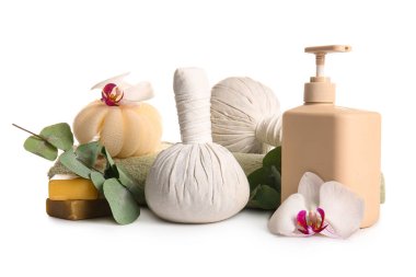 Beyaz arkaplanda izole edilmiş spa aksesuarları ve orkide çiçekleri