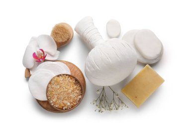 Beyaz arkaplanda farklı spa aksesuarları olan kompozisyon