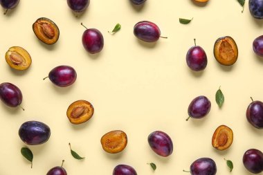 Taze olgun eriklerden yapılmış çerçeve ve sarı arkaplanda yapraklar