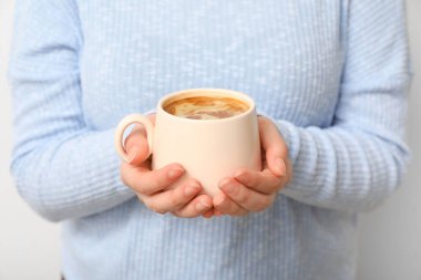 Beyaz arka planda bir fincan kahvesi olan kadın.