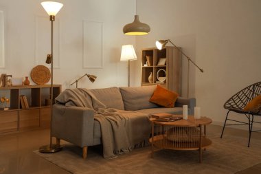 Kanepe, masa ve gece lambasıyla oturma odasının içinde.