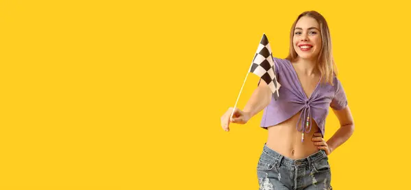 Mooie Jonge Vrouw Met Race Vlag Gele Achtergrond Met Ruimte — Stockfoto