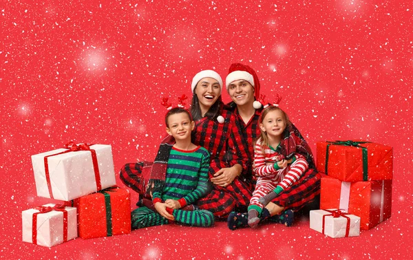 Família Feliz Pijama Natal Com Presentes Fundo Vermelho — Fotografia de Stock