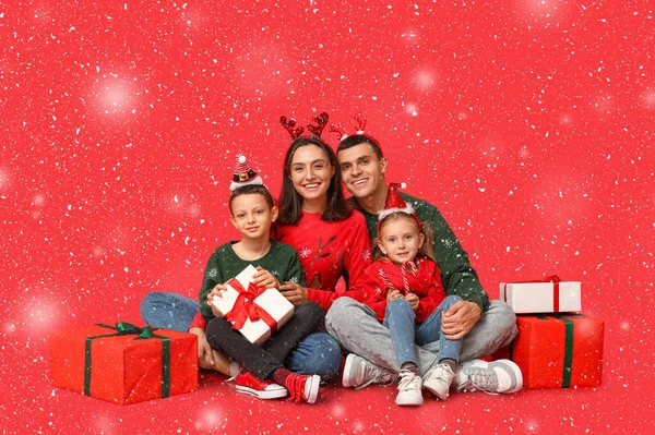 Família Feliz Camisolas Natal Com Presentes Fundo Vermelho — Fotografia de Stock