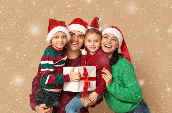 Família Feliz Com Presente Natal Fundo Bege — Fotografia de Stock