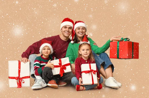 Família Feliz Com Presentes Natal Fundo Bege — Fotografia de Stock