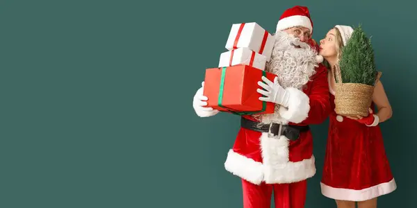 Gossiping Santa Claus Mladá Žena Vánoční Kostým Dárky Strom Tmavozeleném — Stock fotografie