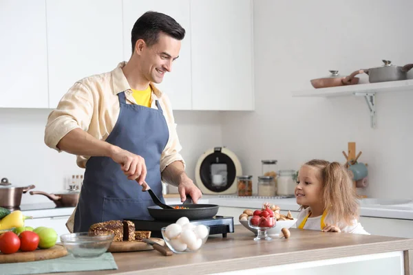 Cute Little Girl Her Dad Cooking Kitchen — Stock Photo, Image