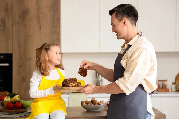 Cute Little Girl Bread Her Dad Kitchen — Stock Photo, Image
