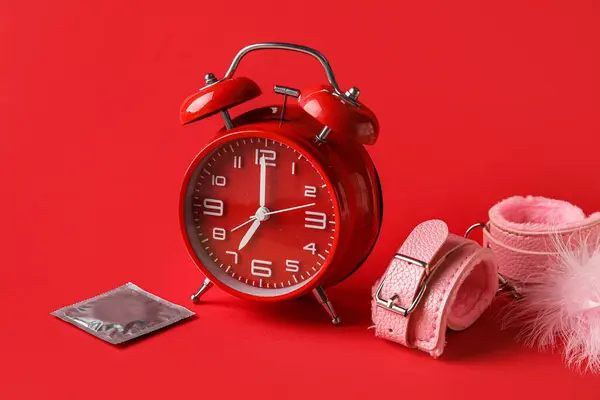 Wekker Met Handboeien Veerstokje Condoom Rode Achtergrond Tijd Voor Seks — Stockfoto