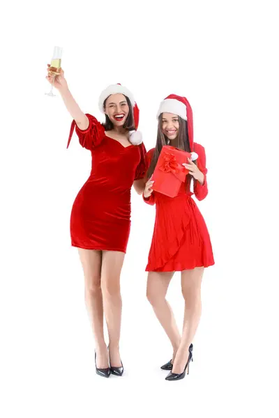 Mooie Jonge Vrouwen Santa Hoeden Met Glas Champagne Kerstcadeau Doos Rechtenvrije Stockafbeeldingen