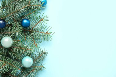 Köknar dalları ve renk arkaplan topları ile Noel kompozisyonu