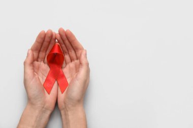 Kırmızı kurdeleli bir kadın. AIDS Günü konsepti