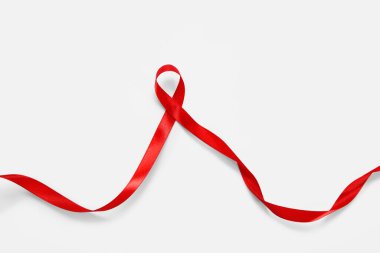 Beyaz arka planda kırmızı kurdele. AIDS Günü konsepti