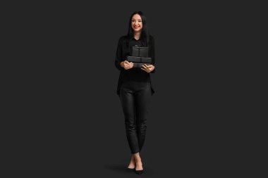 Koyu arkaplanda hediye kutuları olan şık bir kadın. Kara Cuma İndirimi