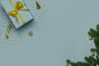 Noel süslemeleri ve köknar dallı hediye kutusu