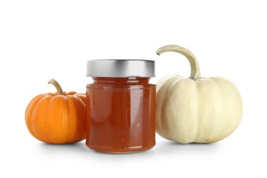 Beyaz arka planda bal kabağı reçeli kavanozu
