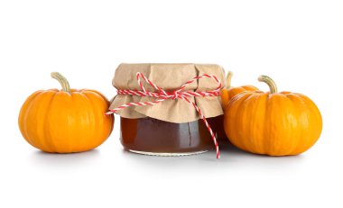 Beyaz arka planda bal kabağı reçeli kavanozu