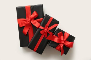 Beyaz arka planda hediye kutuları. Kara Cuma