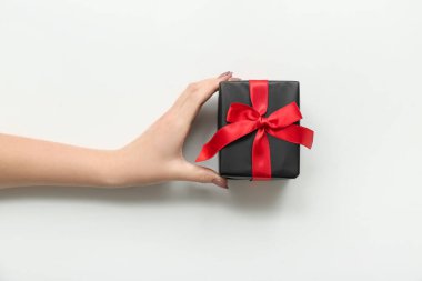 Beyaz arka planda hediye kutusu olan bir kadın. Kara Cuma