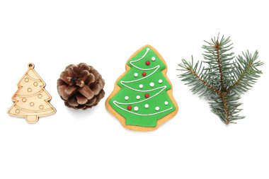 Beyaz arka planda süslemeleri olan lezzetli Noel kurabiyeleri.