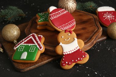Lezzetli Noel kurabiyeleri ve siyah grunge arka planda dekorasyonu olan kompozisyon