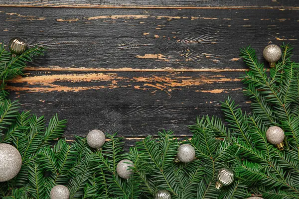 Köknar Dalları Koyu Ahşap Arka Planda Güzel Noel Topları Olan — Stok fotoğraf