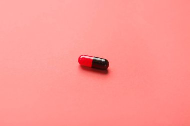Kırmızı arkaplanda tıbbi kapsül