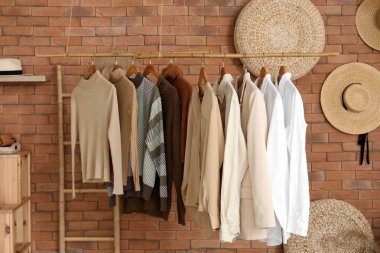 Butikte şık kadın kıyafetleriyle doldur.