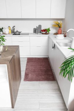 Modern mutfağın içindeki zarif kahverengi halı.