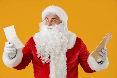Sarı arka planda mektuplarla Noel Baba 'yı şok etti.