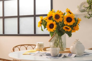 Yemek masasında güzel ayçiçekleri olan vazo, yakın plan.
