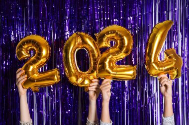 2024 figürlü genç kadınlar menekşe süslerine karşı