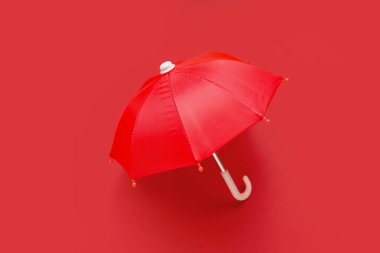 Kırmızı arkaplanda mini tarzı şemsiye