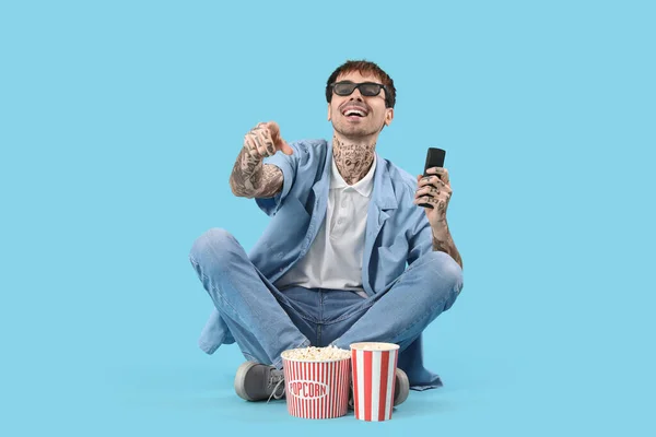 Anak Muda Yang Bahagia Dengan Popcorn Dan Menonton Film Dengan — Stok Foto