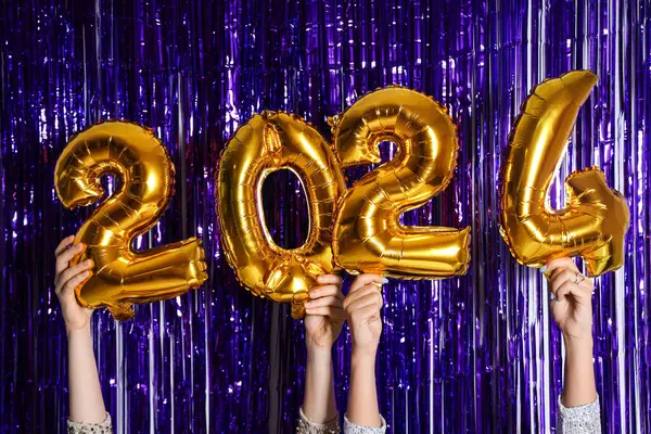 2024 figürlü genç kadınlar menekşe süslerine karşı