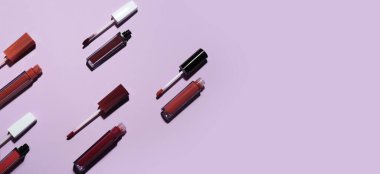 Metin için alanı olan leylak arkaplan üzerinde birçok sıvı ruj