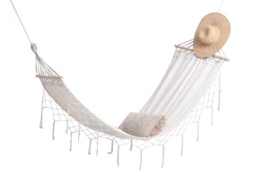 Beyaz arka planda izole edilmiş yastıklı ve şapkalı rahat bir hamak