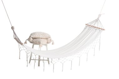 Beyaz arka planda izole edilmiş minderleri olan rahat hamak ve tabure