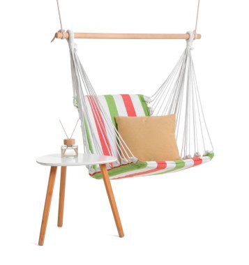 Beyaz arkaplanda minderli rahat çizgili hamak